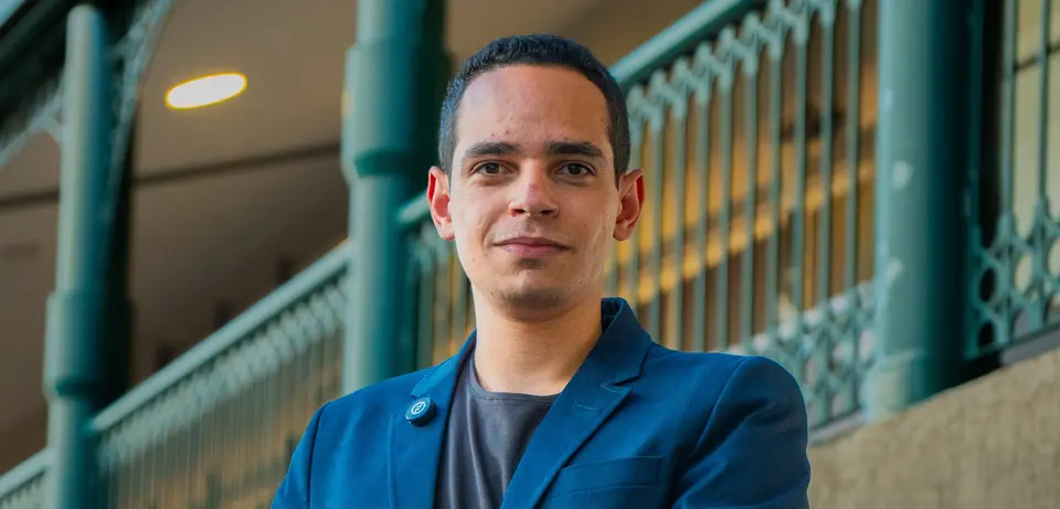 Daniel Sodré em um ambiente profissional