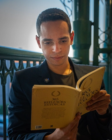 daniel_sodre_lendo_livro