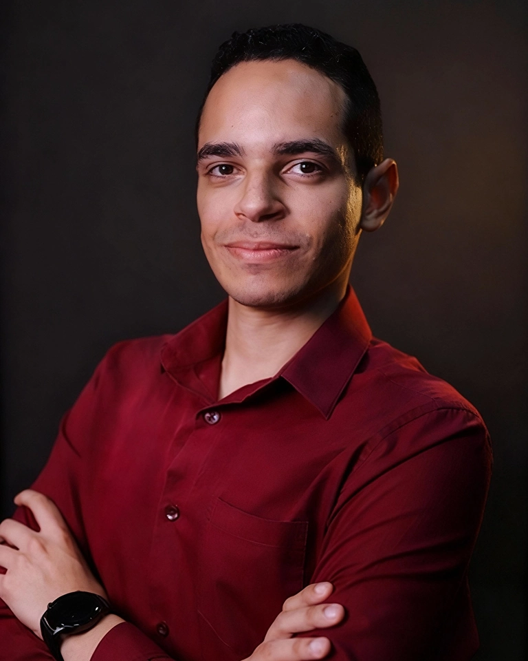 daniel_sodre_social_camisa_vermelha_relogio_preto